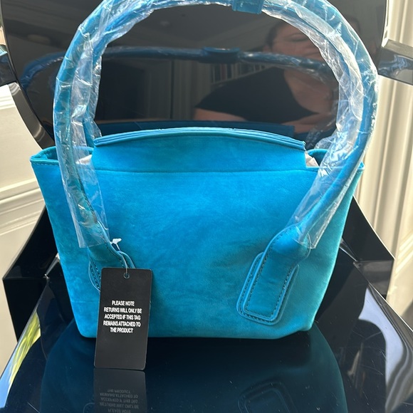 Just gorgeous 9X6 inches hand bag . - Picture 2 of 7